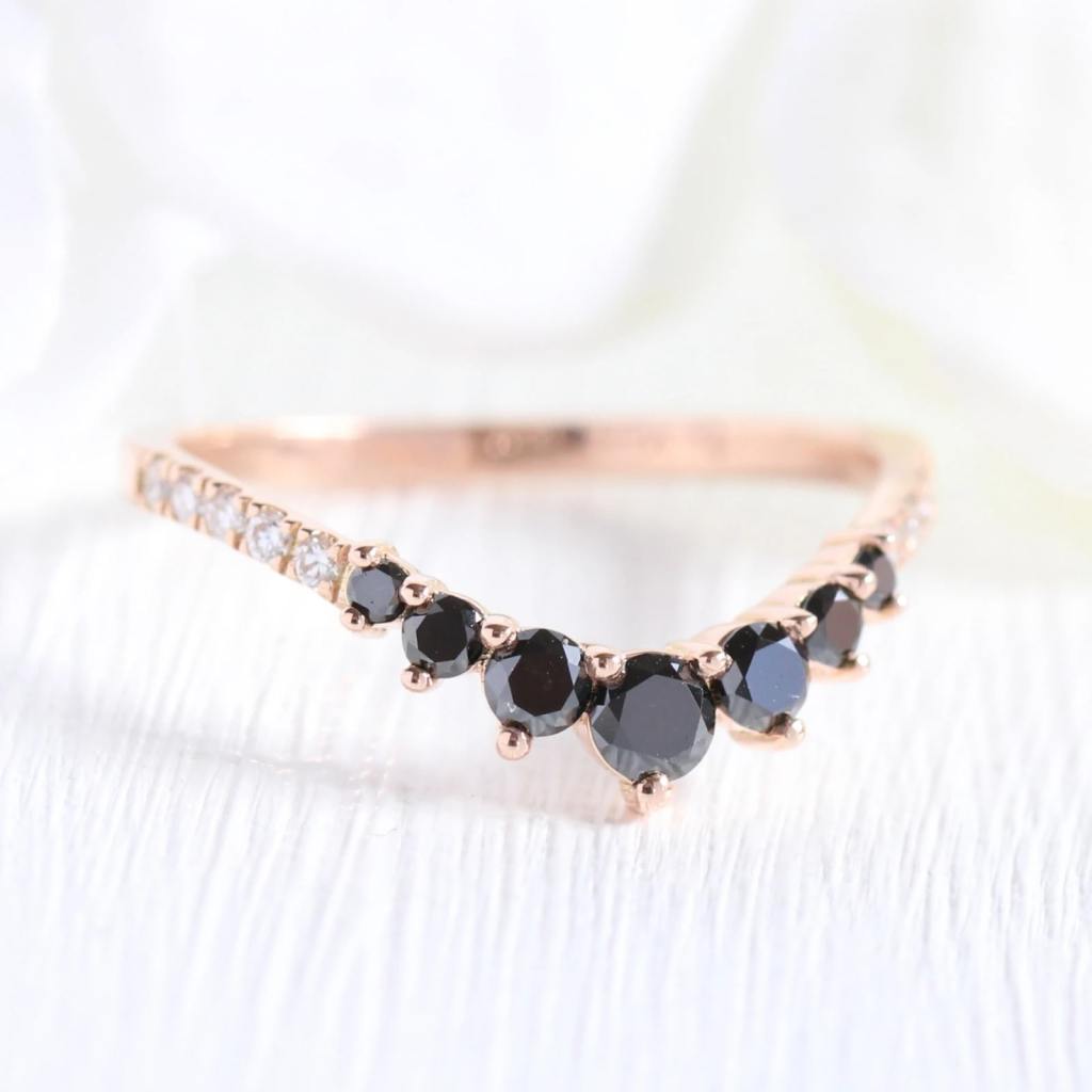 Chevron style band with seven black diamonds in the centre and white diamonds on the side.